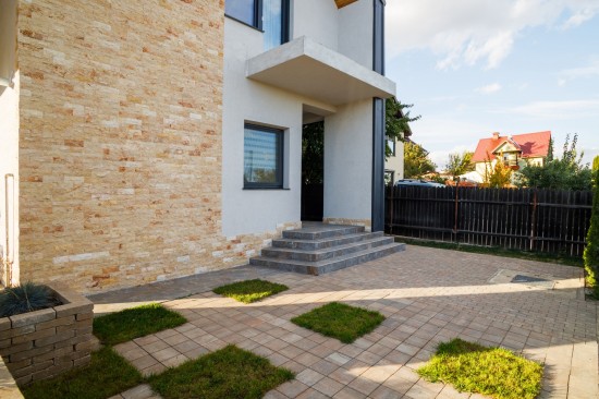 Curte castigator concurs: castiga o amenajare beton, ed a III-a, 2022, pavele Anima D2 și P3, jardiniera din elemente D6 antico