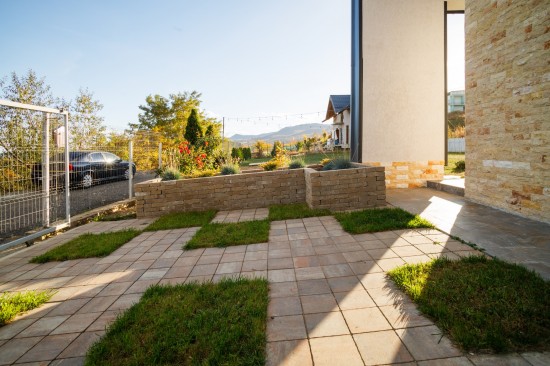 Curte castigator concurs: castiga o amenajare beton, ed a III-a, 2022, pavele Anima D2 și P3, jardiniera din elemente D6 antico