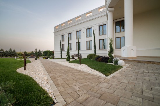 Centru evenimente, Coroana Events, Iasi, pavele Fantasia, nuanta cafe, Patrat P6, nuanta alb-crem