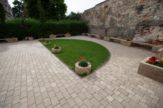 Curte, Scoala Gimnaziala nr. 2 Sebes, pavele Rustic Clasic, nuanta cafe, Banci Resto