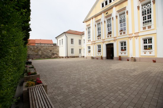 Curte, Scoala Gimnaziala nr. 2 Sebes, pavele Rustic Clasic, nuanta cafe, Banci Resto