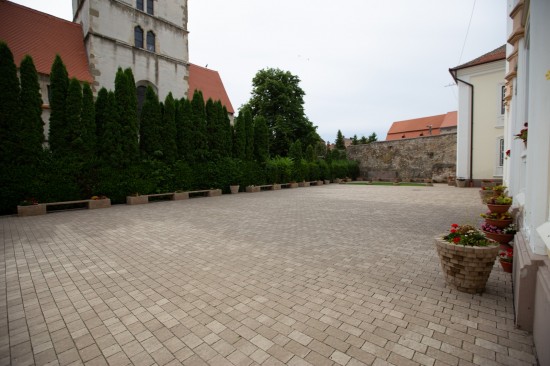 Curte, Scoala Gimnaziala nr. 2 Sebes, pavele Rustic Clasic, nuanta cafe, Banci Resto