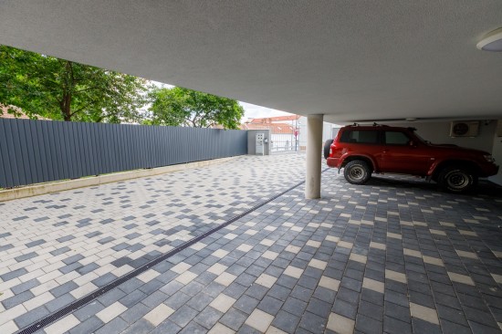 Curte si zona acces, Clinica stomatologica, Cluj-Napoca, pavele Elfix 2, Patrat P6, Borduri B10, Blocuri zid Siena