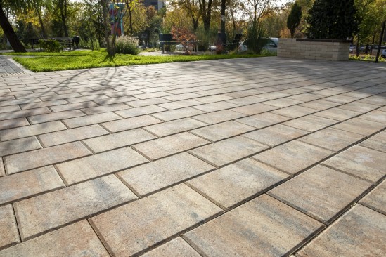 Gradina senzoriala amenajata in curtea Institutului Oncologic Bucuresti, pavale Cortina, Conic, dale Mozaic si Tactilo, Banci Resto
