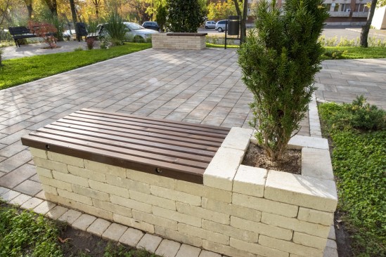Gradina senzoriala amenajata in curtea Institutului Oncologic Bucuresti, pavale Cortina, Conic, dale Mozaic si Tactilo, Banci Resto