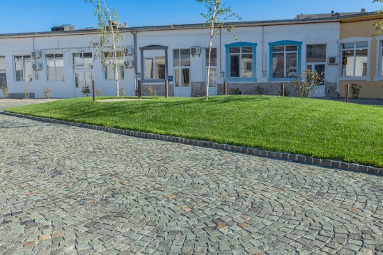 Curte si parcare, Targu Mures, pavele Anima D2, culoare dolomit, Decora, culoare cafe, Piatra cubica, Borduri andezit
