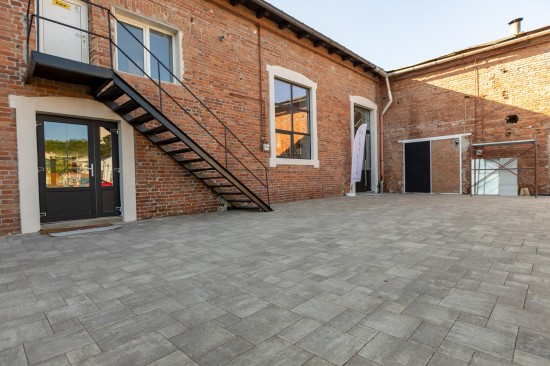 Curte si parcare, Targu Mures, pavele Anima D2, culoare dolomit, Decora, culoare cafe, Piatra cubica, Borduri andezit