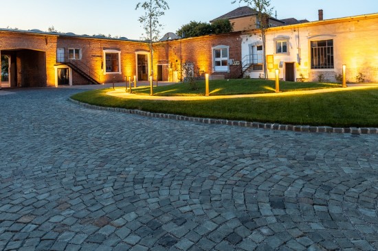 Curte si parcare, Targu Mures, pavele Anima D2, culoare dolomit, Decora, culoare cafe, Piatra cubica, Borduri andezit