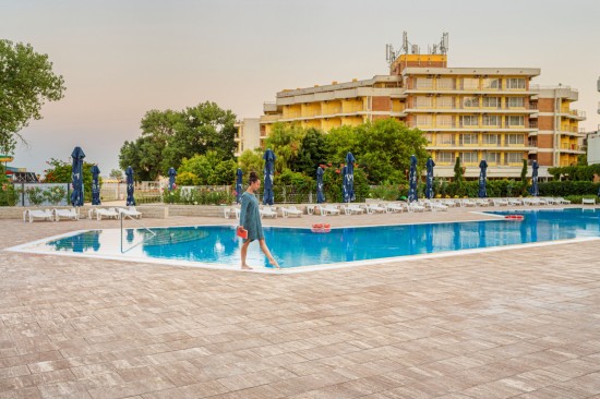 Hotel Comandor, Mamaia, dale Cortina D7, culoare cafe, Blocuri zid si Elemente treapta Siena, culoare alb-crem