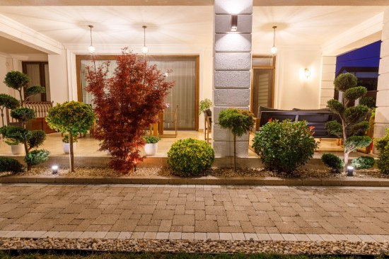 Alei pietonale si acces garaj, pavele Antico D2, P3, P6, Arcade, Jardiniere Quadra, Placi ceramice