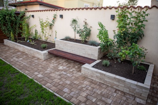 Amenajare curte castigator concurs „Castiga o amenajare beton”, editia IV, 2023, pavele Rustic Clasic, Cortina D7, Jardiniere Quadra