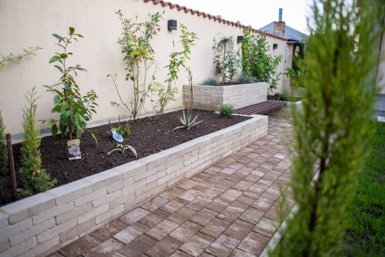 Amenajare curte castigator concurs „Castiga o amenajare beton”, editia IV, 2023, pavele Rustic Clasic, Cortina D7, Jardiniere Quadra