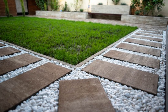Amenajare curte castigator concurs „Castiga o amenajare beton”, editia IV, 2023, pavele Rustic Clasic, Cortina D7, Jardiniere Quadra