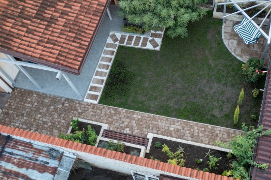 Amenajare curte castigator concurs „Castiga o amenajare beton”, editia IV, 2023, pavele Rustic Clasic, Cortina D7, Jardiniere Quadra