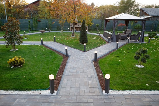 Alei curte si seturi de mobilier gradina, pavele Fantasia, culoare albastru patinat, Borduri B5, culoare antracit