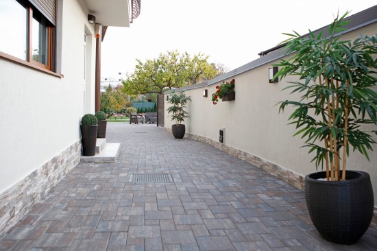 Alei curte si seturi de mobilier gradina, pavele Fantasia, culoare albastru patinat, Borduri B5, culoare antracit