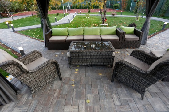 Alei curte si seturi de mobilier gradina, pavele Fantasia, culoare albastru patinat, Borduri B5, culoare antracit