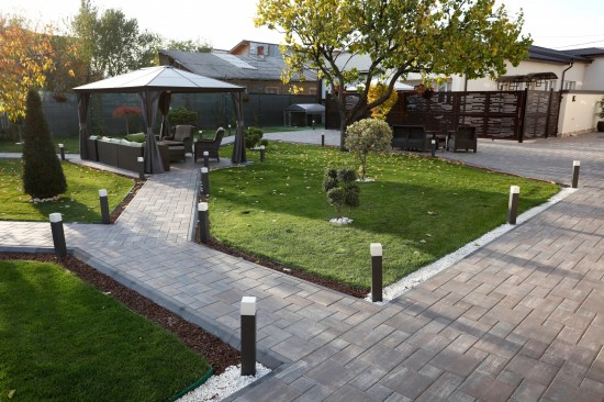 Alei curte si seturi de mobilier gradina, pavele Fantasia, culoare albastru patinat, Borduri B5, culoare antracit