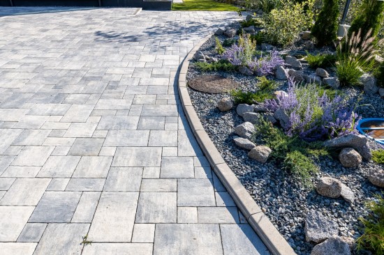 Acces curte, pavele Decora, culoare tempo, Palisade Siena, culoare antracit, Borduri B1, culoare gri ciment