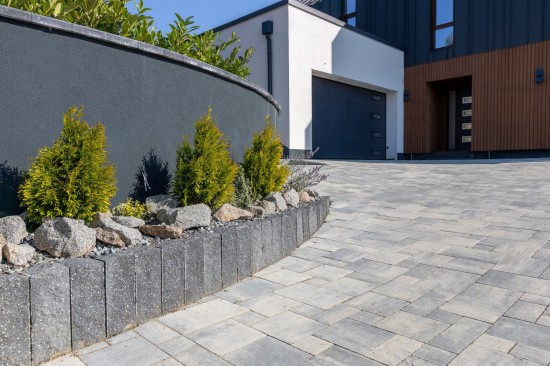 Acces curte, pavele Decora, culoare tempo, Palisade Siena, culoare antracit, Borduri B1, culoare gri ciment