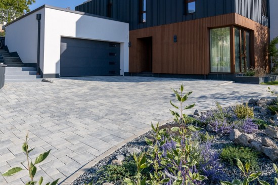 Acces curte, pavele Decora, culoare tempo, Palisade Siena, culoare antracit, Borduri B1, culoare gri ciment