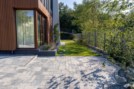 Acces curte, pavele Decora, culoare tempo, Palisade Siena, culoare antracit, Borduri B1, culoare gri ciment