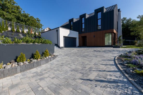 Acces curte, pavele Decora, culoare tempo, Palisade Siena, culoare antracit, Borduri B1, culoare gri ciment