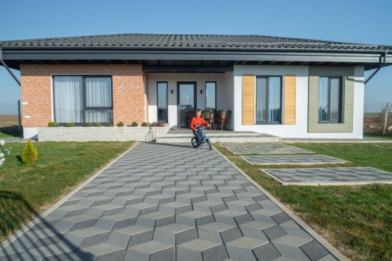Alee curte, pavele Trenova Romb Grande, Jardiniera realizata din Elemente D6 Antico