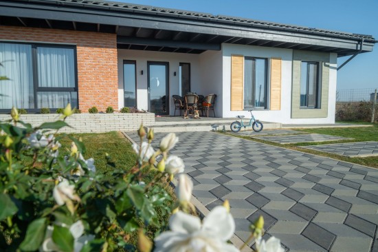 Alee curte, pavele Trenova Romb Grande, Jardiniera realizata din Elemente D6 Antico