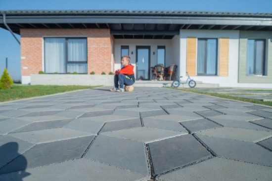 Alee curte, pavele Trenova Romb Grande, Jardiniera realizata din Elemente D6 Antico