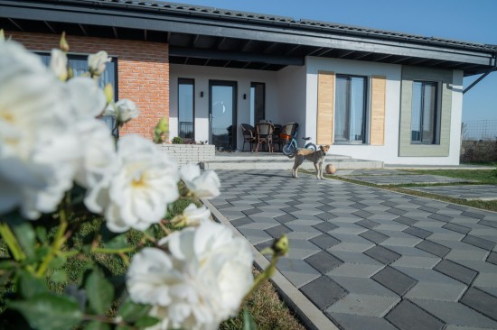 Alee curte, pavele Trenova Romb Grande, Jardiniera realizata din Elemente D6 Antico