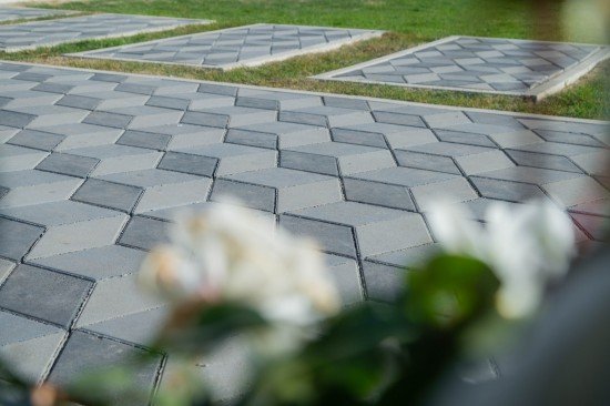 Alee curte, pavele Trenova Romb Grande, Jardiniera realizata din Elemente D6 Antico