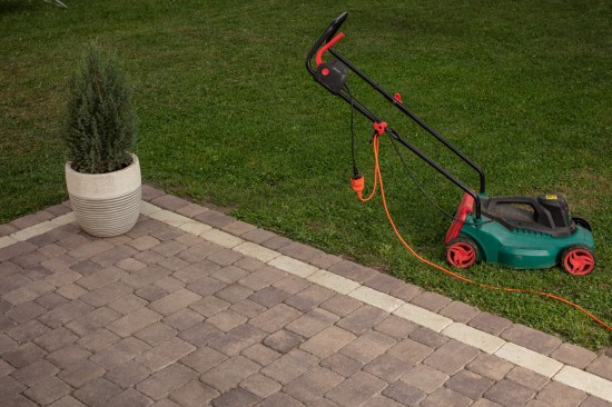 Acces curte, pavele Maris Antico, culoare maro patinat, Antico D2, culoare alb-crem