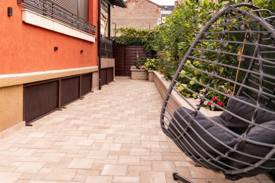 Alee pietonala, pavele Fantasia, nuanta cafe, Zid din Elemente D6 Antico, Capace gard 1, culoare travertin