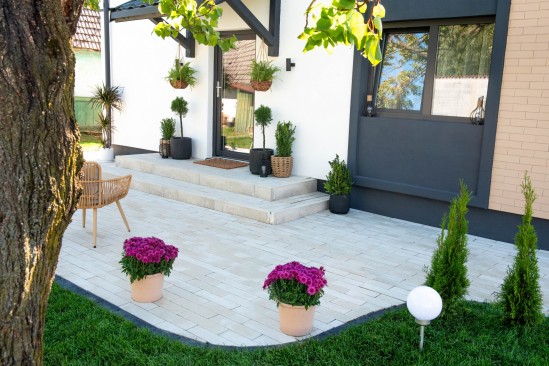 Alee pietonala, pavele Dreptunghi D10, culoare alb-crem, Jardiniera realizata din Elemente D6 Antico