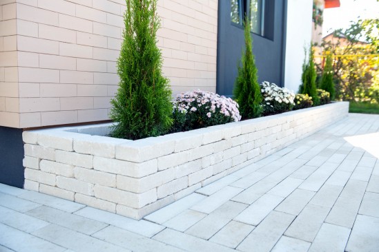 Alee pietonala, pavele Dreptunghi D10, culoare alb-crem, Jardiniera realizata din Elemente D6 Antico
