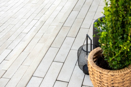 Alee pietonala, pavele Dreptunghi D10, culoare alb-crem, Jardiniera realizata din Elemente D6 Antico