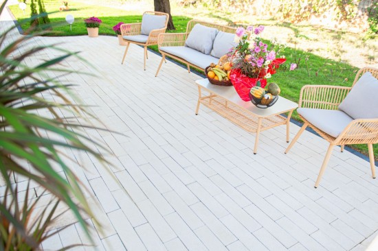 Alee pietonala, pavele Dreptunghi D10, culoare alb-crem, Jardiniera realizata din Elemente D6 Antico