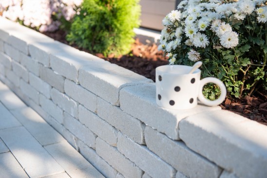 Alee pietonala, pavele Dreptunghi D10, culoare alb-crem, Jardiniera realizata din Elemente D6 Antico