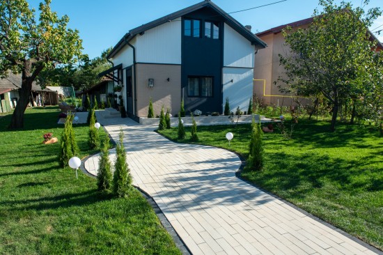 Alee pietonala, pavele Dreptunghi D10, culoare alb-crem, Jardiniera realizata din Elemente D6 Antico