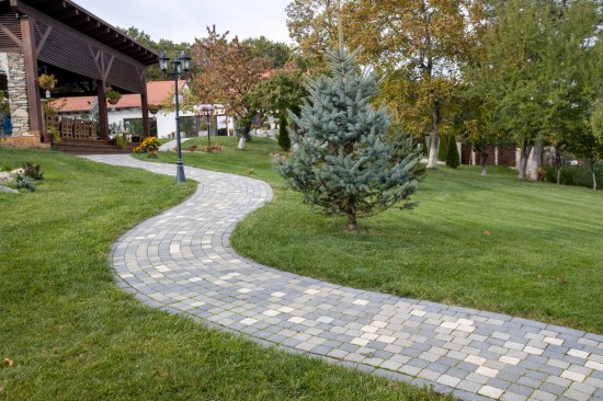Alei pietonale, terasa rustica, zona focar din Blocheti, pavele Antico P6, Jardiniere Quadra