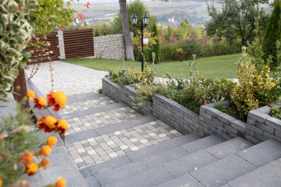 Alei pietonale, terasa rustica, zona focar din Blocheti, pavele Antico P6, Jardiniere Quadra