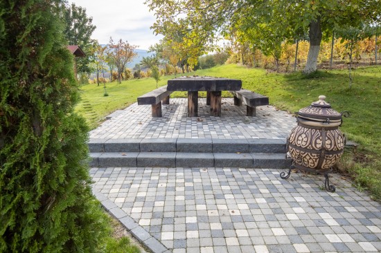 Alei pietonale, terasa rustica, zona focar din Blocheti, pavele Antico P6, Jardiniere Quadra