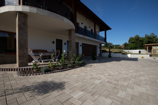 Alei si parcare curte, pavele Fantasia, culoare cafe, Borduri B10, culoare maro