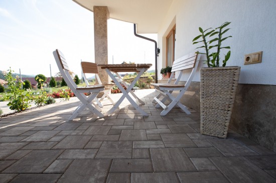 Alei si parcare curte, pavele Fantasia, culoare cafe, Borduri B10, culoare maro