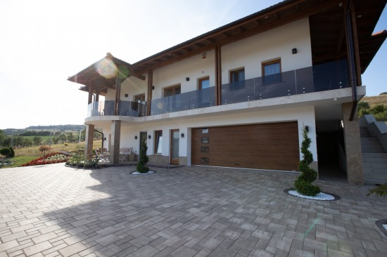 Alei si parcare curte, pavele Fantasia, culoare cafe, Borduri B10, culoare maro