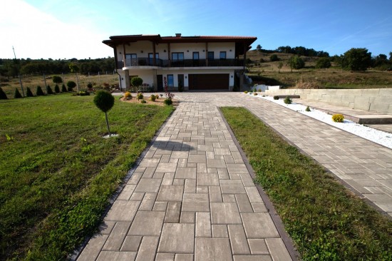 Alei si parcare curte, pavele Fantasia, culoare cafe, Borduri B10, culoare maro