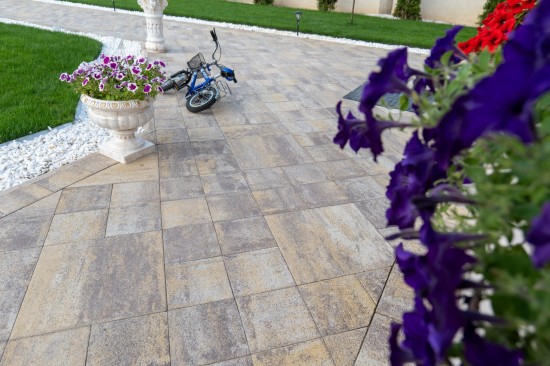 Alei si terasa curte, dale Baroc P9, P10, culoare solado, Focar Quadra, Banci Resto