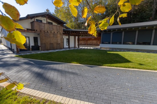 Amenajare curte casa vacanta, pavele Umbra D2, Umbra P4, nuante alb-crem, antracit