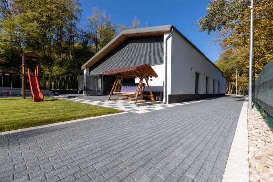 Amenajare curte casa vacanta, pavele Umbra D2, Umbra P4, nuante alb-crem, antracit